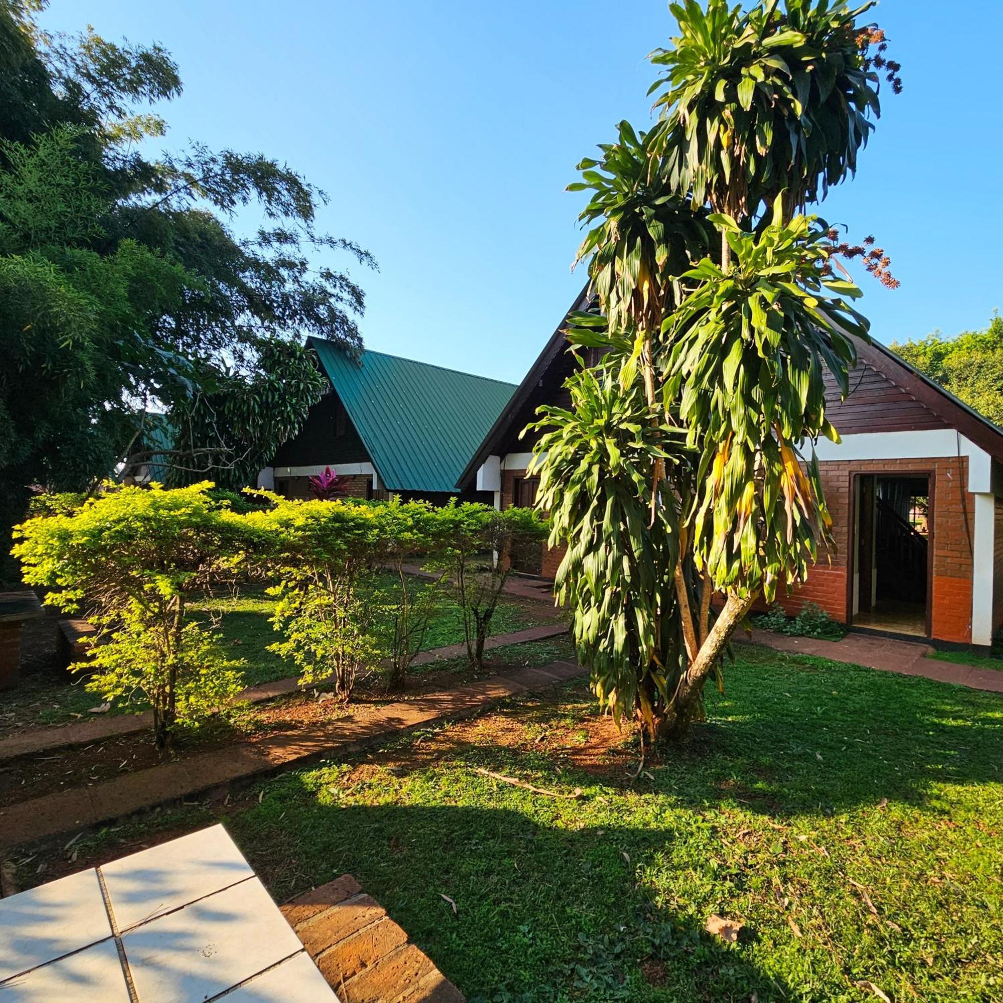 Cabanas El Refugio Del Mensu Villa Puerto Iguazu Exterior photo